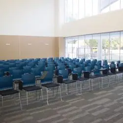 sala-conferenze-sedie-colore-blu-Slim-Task-Tool-Moving-001