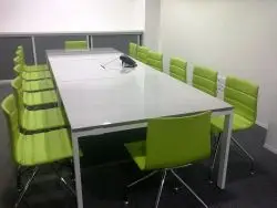 sala riunioni con sedie in tessuto verde modello Slim Moving