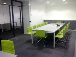 sala riunioni con sedie in tessuto verde modello Slim Moving